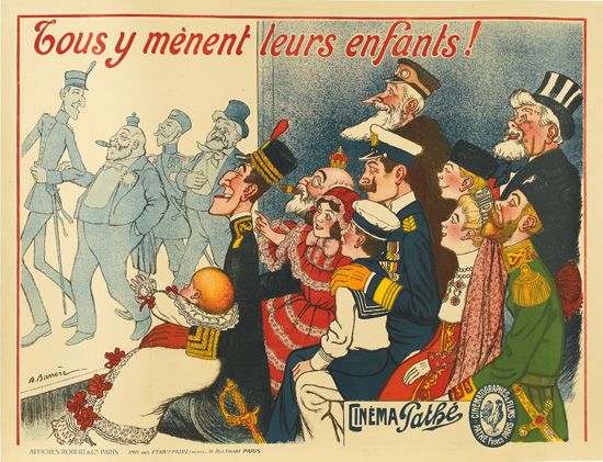 Tous y menent leurs enfants, Cinema Pathe, crowd look at painting